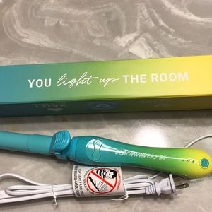 Brand new in the box beachwaver B1.  Go to website to see how it works.